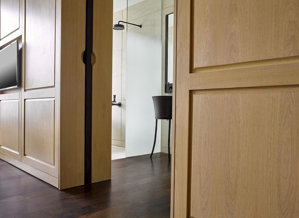 The Ruma Hotel And Residences Kuala Lumpur Kültér fotó A door with a door stop